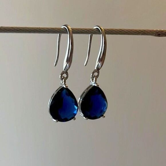 The Simple Sapphire Teardrop Drop Earrings in 925 silver - Picture 9 of 10